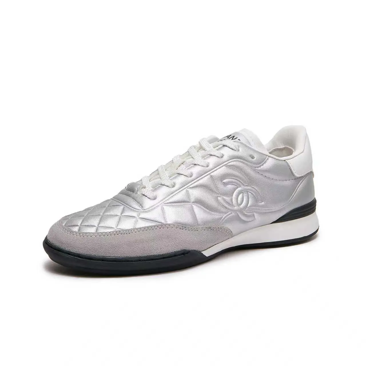 p560 Chanel Chanel - 2025 counter top casual sports shoes This classic design; the upper is electro-embroidered with a variety of craftsmanship; the outsole is fashionable and sporty; the extraordinary inclusion of a variety of color matching elements... The diversified mix and match is very beautiful and versatile, casual, fashionable, sports and outdoor can be taken into account... ꫛꫀꪝ Go➫ Materials: ❶Upper made of: Original imported mixed-breed sheep + craftsmanship ❷Inner uses: Original imported breathable sheepskin ❸ Outsole based on: Original TPU outsole Counter boutique packaging complete set Female 35–41 Male 39-45